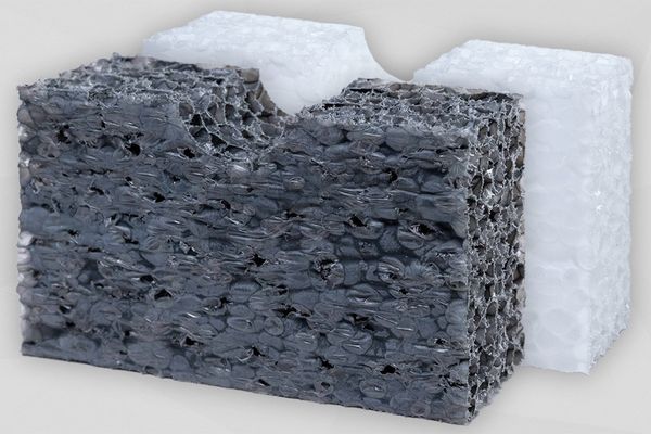 Dunkelgraue und weiße Akustikplatte stehend nebeneinander